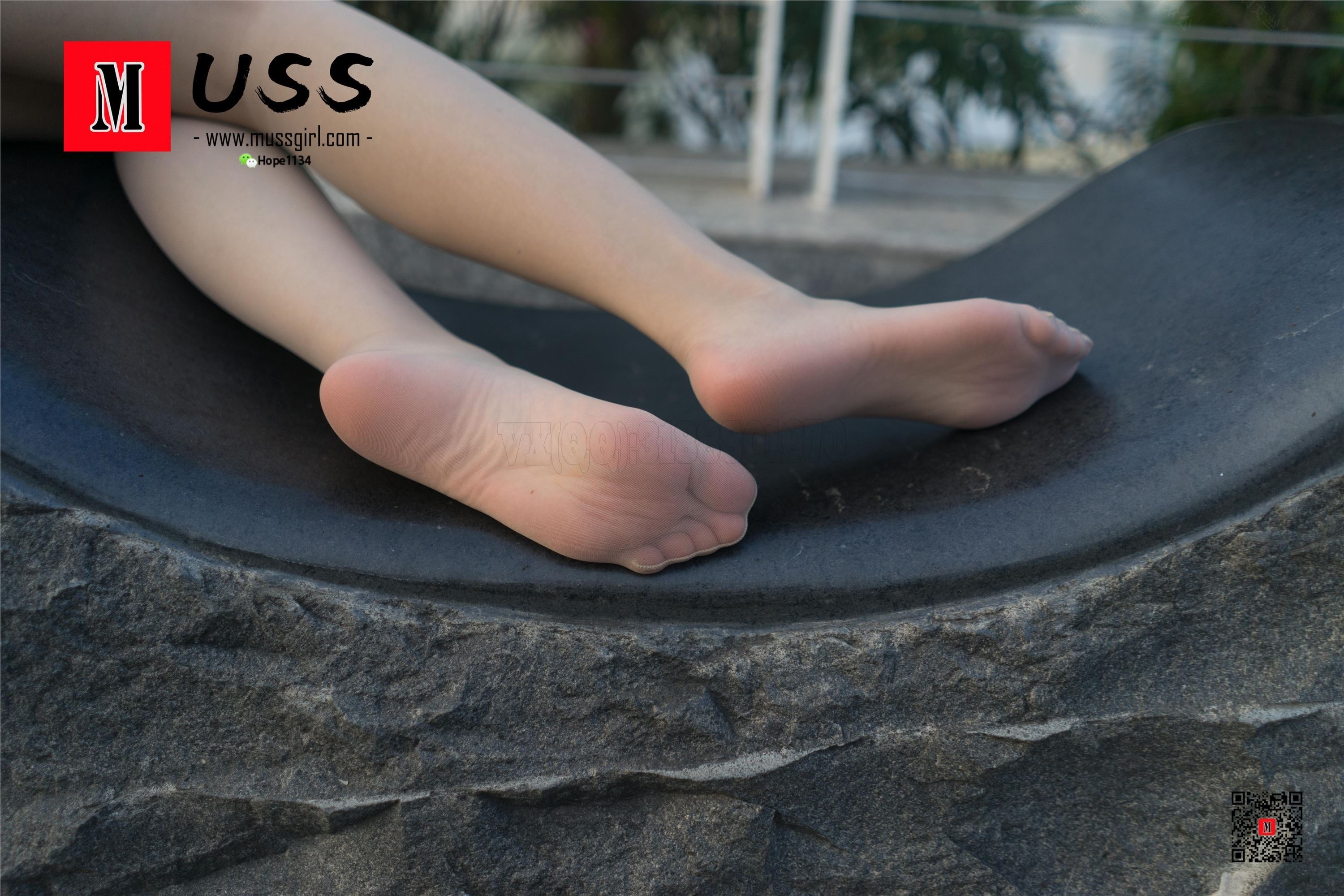 MussGirl慕丝女郎  NO.128 第一次约拍穿丝袜小姐姐